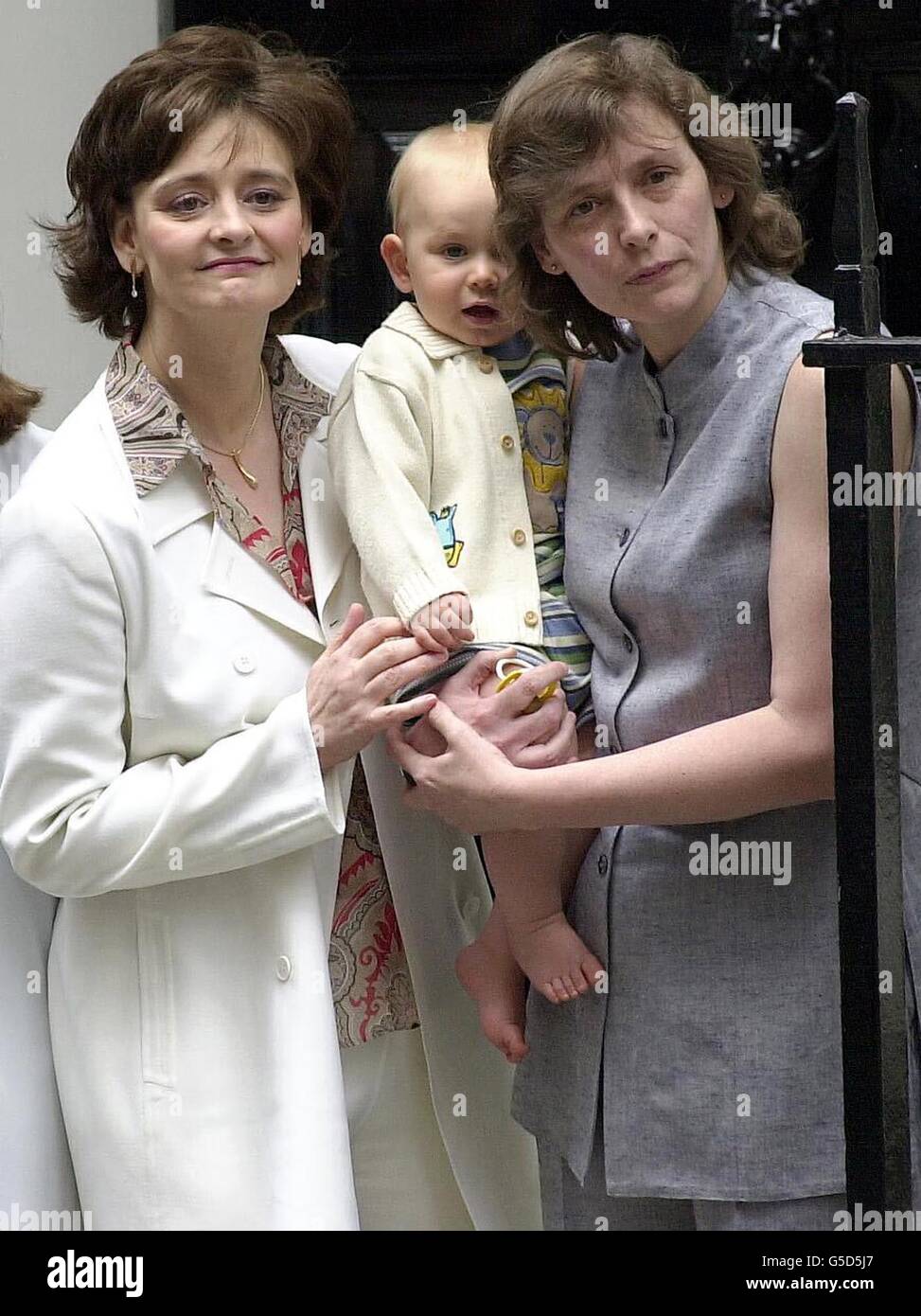 La moglie del primo ministro Tony Blair, Cherie, il loro bambino Leo, e  nanny fuori 10 Downing Street, Londra, mentre il partito laburista è stato  rieletto al governo dopo una seconda vittoria