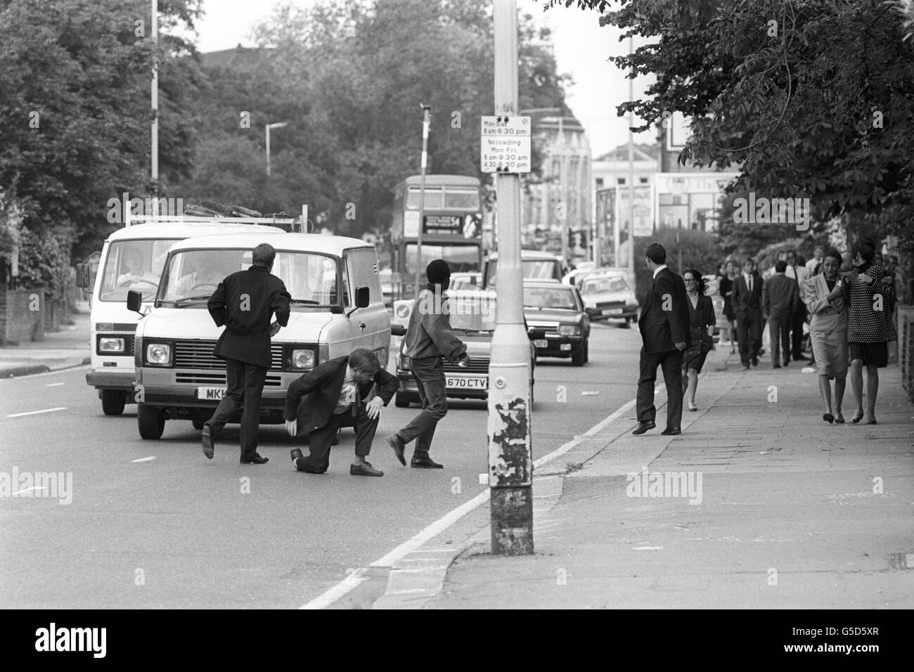 Scuffi che eruttarono a Bromley Road, Catford, dopo che la processione funeraria era passata di Michael Flynn che fu ucciso da un marcatista della polizia durante un'incursione armata su un furgone di sicurezza fuori da un abattoir. Foto Stock