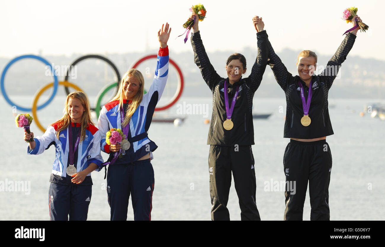 Medalisti d'argento, Hannah Mills (a sinistra) della Gran Bretagna e Saskia Clark e medalisti d'oro Jo Aleh e Olivia Powrie (a destra) dalla Nuova Zelanda durante la cerimonia della medaglia presso la sede olimpica di Weymouth e Portland. Foto Stock