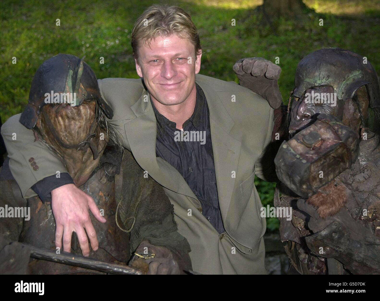 Sean Bean incontra alcuni personaggi troll, quando arriva per la festa del prossimo film Lord of the Rings in cui è protagonista. Foto Stock