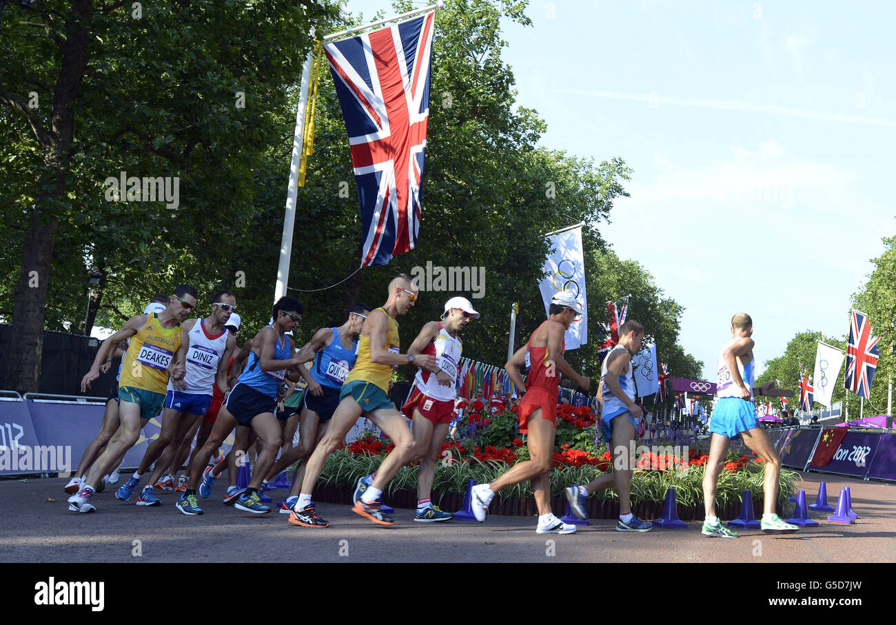 L'inizio della corsa maschile di 50 km al Mall, Londra. Foto Stock