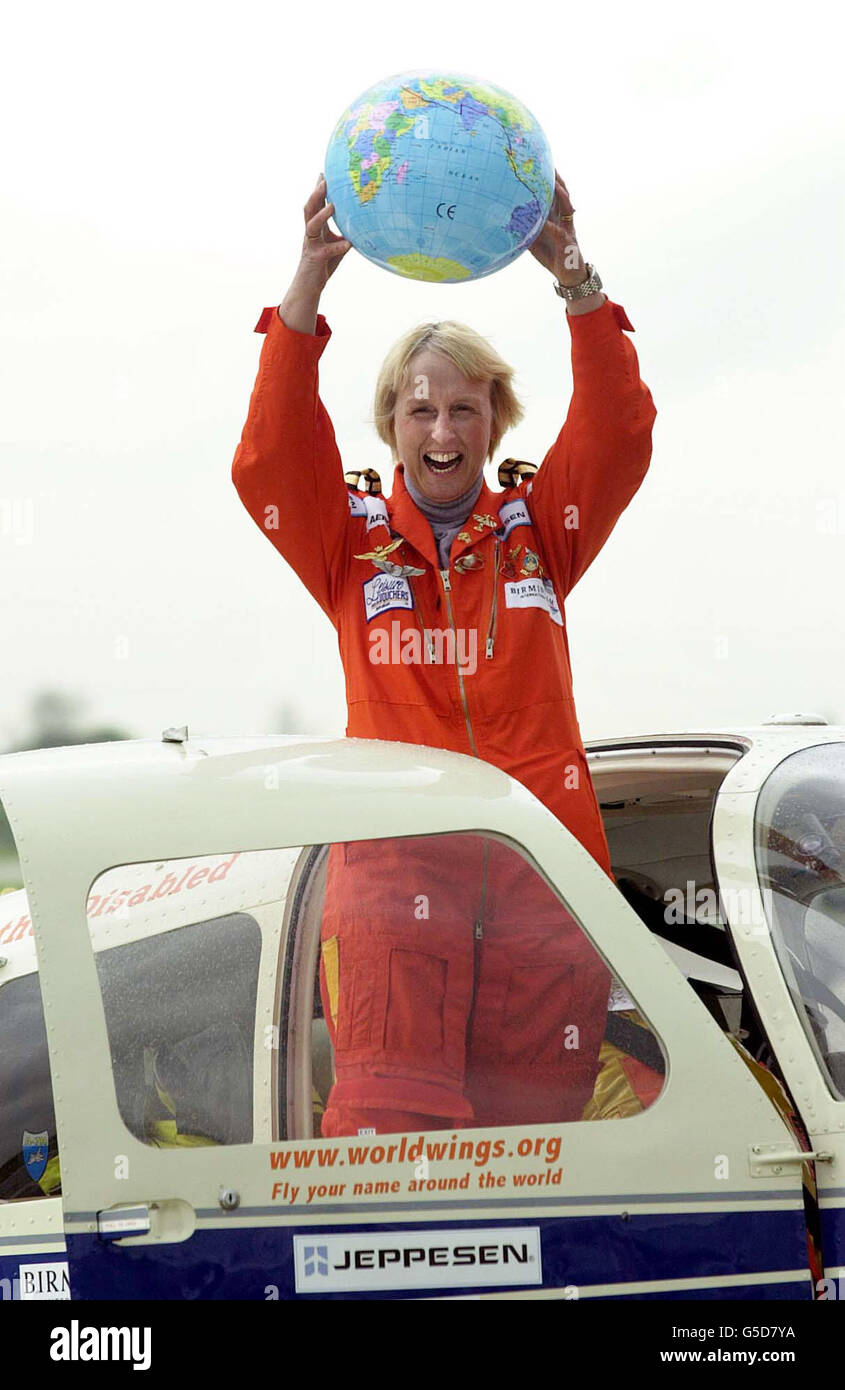 Il pilota solista Polly Vacher arriva a casa all'aeroporto di Birmingham dopo la sua maratona solista Round the World. La signora Vacher, una madre di tre di Drayton, nei pressi di Abingdon, Oxfordshire, volò nei libri dei dischi quando divenne la prima donna a volare da sola in tutto il mondo attraverso l'Australia e il Pacifico con il più piccolo aereo, un Piper Dakota. Foto Stock