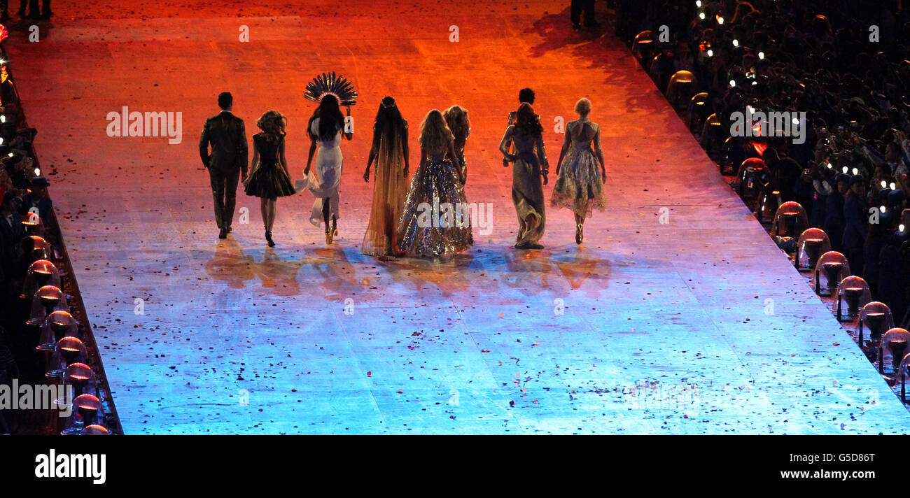 Modelli che rappresentano l'industria della moda britannica durante la cerimonia di chiusura allo Stadio Olimpico, l'ultimo giorno delle Olimpiadi di Londra del 2012. Foto Stock