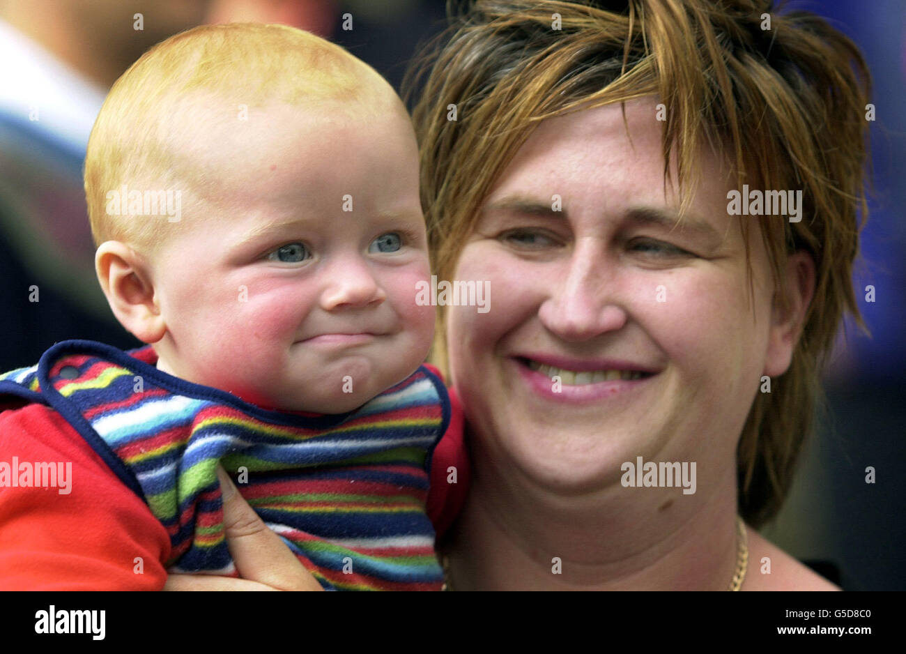 Coll MacAskill, di Prestonpans, di sette mesi, si tiene tra le braccia della madre Jacqui MacAskill, 34 anni, dopo aver atterrato la mano sinistra sul mento del vice primo ministro John Prescott durante una visita al Prestonpans Labor Club, Scozia. * ieri, durante una visita a Rhyl, Galles del Nord, il sig. Prescott ha punito un manifestante agricolo, Craig Evans, 29 anni. L'onorevole Evans ha gettato un uovo a Prescott, che ha risposto punendo l'onorevole Evans in faccia. Foto Stock