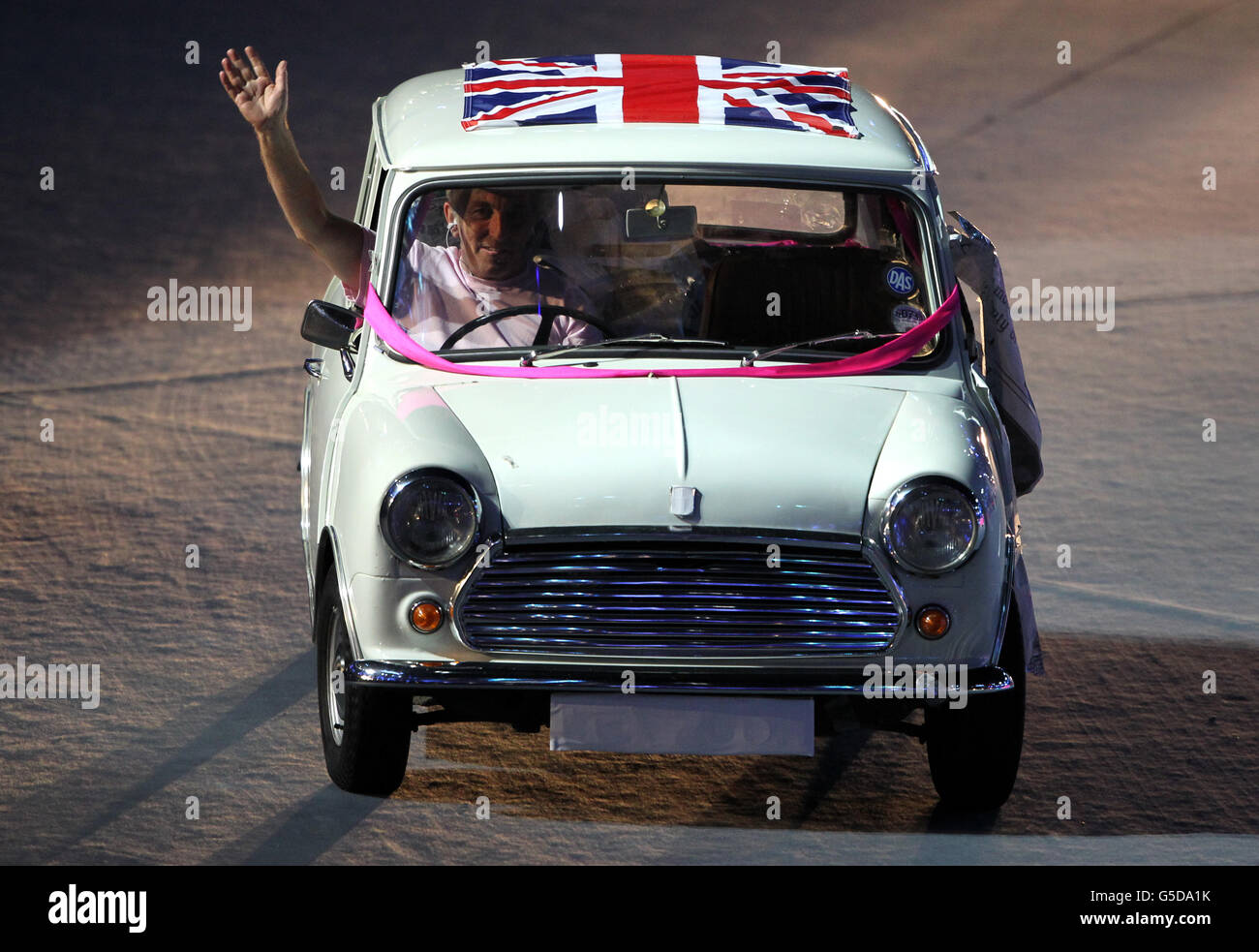 Una mini con bandiera Union Jack durante la cerimonia di chiusura delle Olimpiadi di Londra 2012 allo Stadio Olimpico. Foto Stock