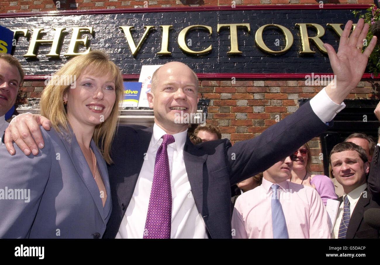 Il leader del Partito conservatore William Hague e sua moglie Fifon fuori dal Victory Pub, Hamble, vicino a Southampton, Hampshire. Il leader Tory, che è sulla scia della campagna elettorale prima delle elezioni generali del mese prossimo, ha fatto una pausa dal pub e ha detto:'è questo che stiamo puntando a questo.' Foto Stock