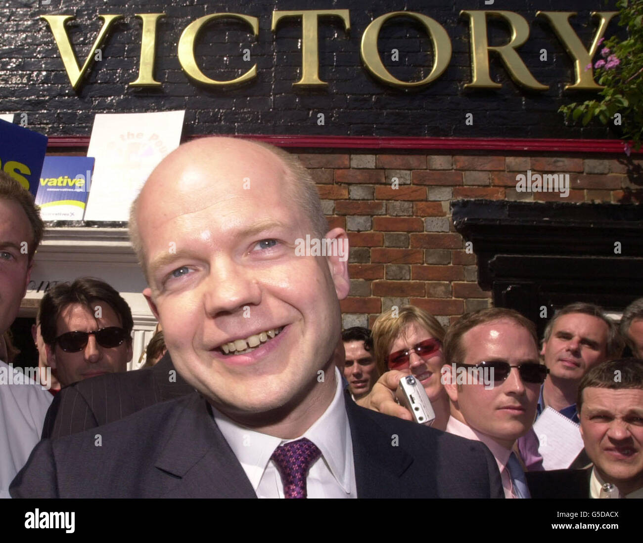 Il leader del Partito conservatore William Hague fuori dal Victory Pub, Hamble, vicino a Southampton, Hampshire. Il leader Tory, che è sulla scia della campagna elettorale prima delle elezioni generali del mese prossimo, ha fatto una pausa dal pub e ha detto:'è questo che stiamo puntando a questo.' Foto Stock