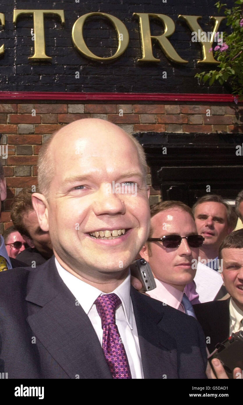 Il leader del Partito conservatore William Hague fuori dal Victory Pub, Hamble, vicino a Southampton, Hampshire. Il leader Tory, che è sulla scia della campagna elettorale prima delle elezioni generali del mese prossimo, ha fatto una pausa dal pub e ha detto:'è questo che stiamo puntando a questo.' Foto Stock