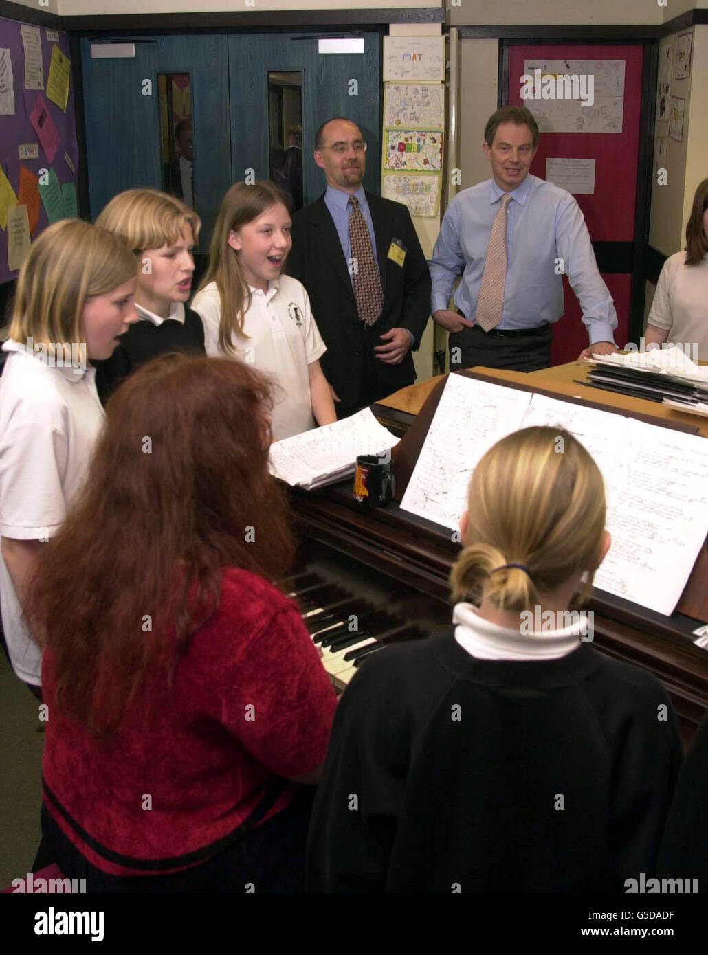 Il primo Ministro Tony Blair (di fronte alla porta rossa) guarda un laboratorio drammatico alla Royal Manor School di Portland, nel Dorset, nella corsa fino alle elezioni generali del 7 giugno. Durante la sua visita, Blair ha assistito a una produzione drammatica da parte di studenti di 16 anni. * ... ascoltò il coro della scuola cantandolo una versione di Oh Happy Day, e ispezionò un go-kart elettrico costruito dagli alunni. Foto Stock