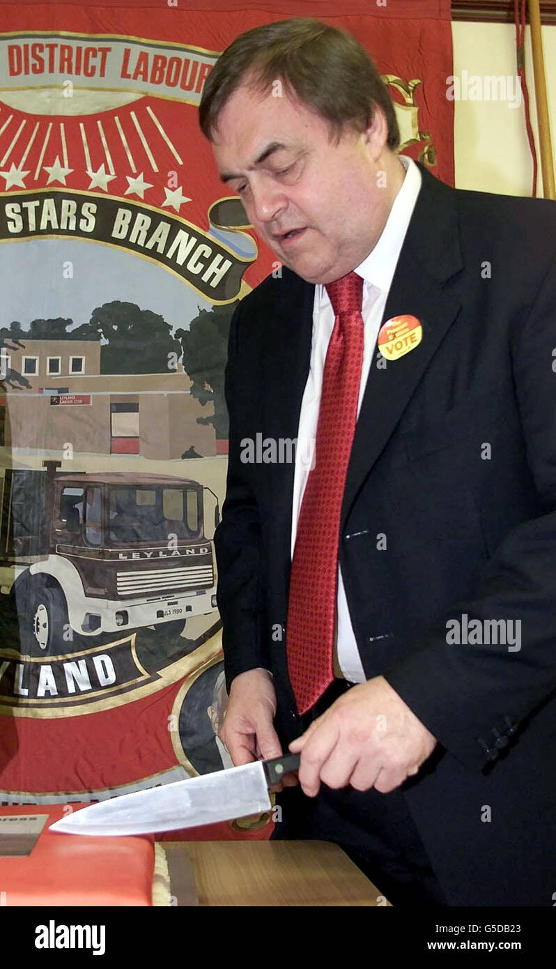 Il vice primo ministro John Prescott ha tagliato una torta al centro comunitario di Penworthan, vicino a Leyland, nel Lancashire. Il sig. Prescott è entrato a far parte del candidato laburista David BORROW per una campagna a South Ribble, dove ha ricevuto un Warm Benvenuto. * ... in occasione della sua 52a visita del collegio elettorale della campagna elettorale. Foto Stock