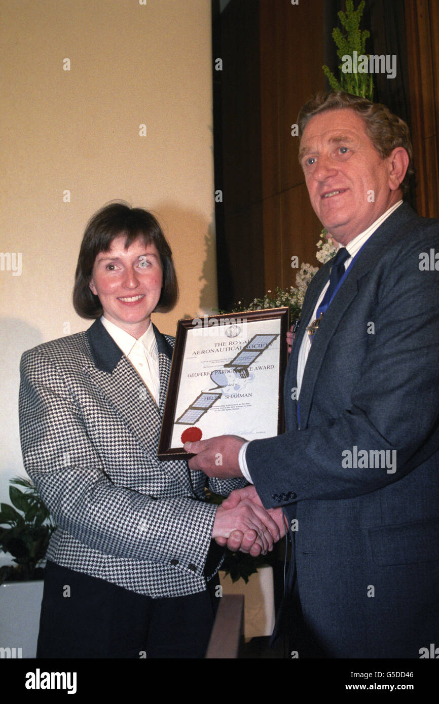 Il primo astronauta britannico Helen Sharman è stato consegnato con il Geoffrey Pardoe Award dal presidente della Royal Aeronautical Society, Gordon McCoombe a Londra. Foto Stock