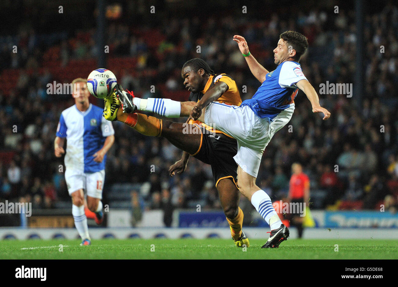 La battaglia di Aaron McLean di Hull City con Blackburn Rovers (a destra) Bruno Ribero per la palla durante la partita di Npower Championship a Ewood Park, Blackburn. Foto Stock