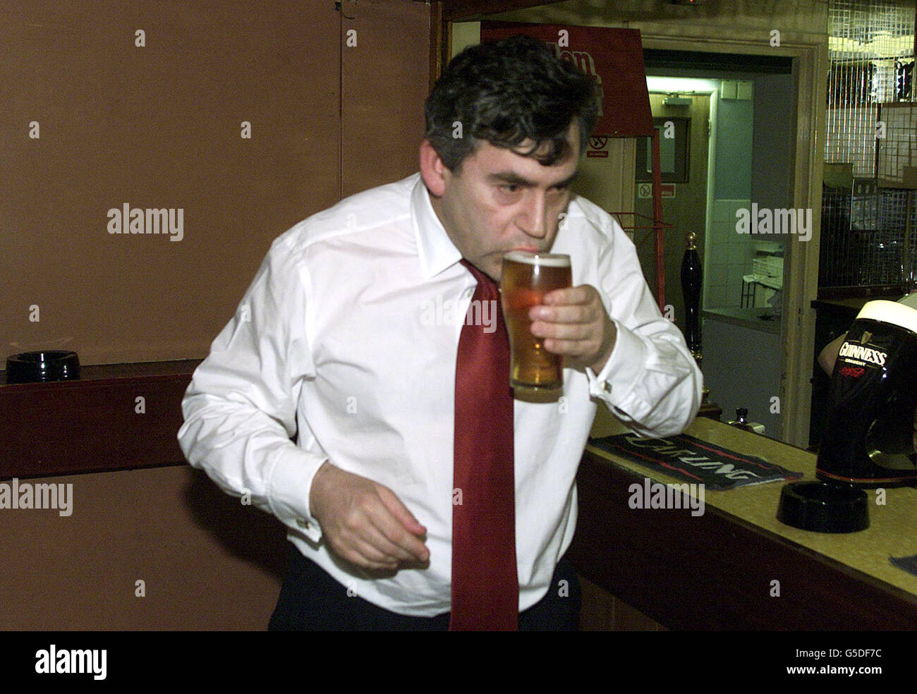 Il cancelliere Gordon Brown gode di una pinta durante una visita pre-elettorale con il primo ministro Tony Blair ad Harrow Borough Football Club, a nord di Londra. La coppia si è unita nel tentativo di contrastare l’apatia degli elettori e convincere gli elettori a recarsi alle urne giovedì. Blair ha detto ai locali: "Voglio dirvi con la più forte che io possa, questa elezione non è ancora finita, deve essere vinta". Foto Stock
