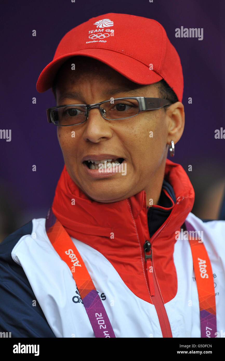 Il manager della Gran Bretagna Hope Powell durante la partita della Quarter Final contro il Canada e allo stadio City of Coventry, durante il giorno sette delle Olimpiadi di Londra. Foto Stock