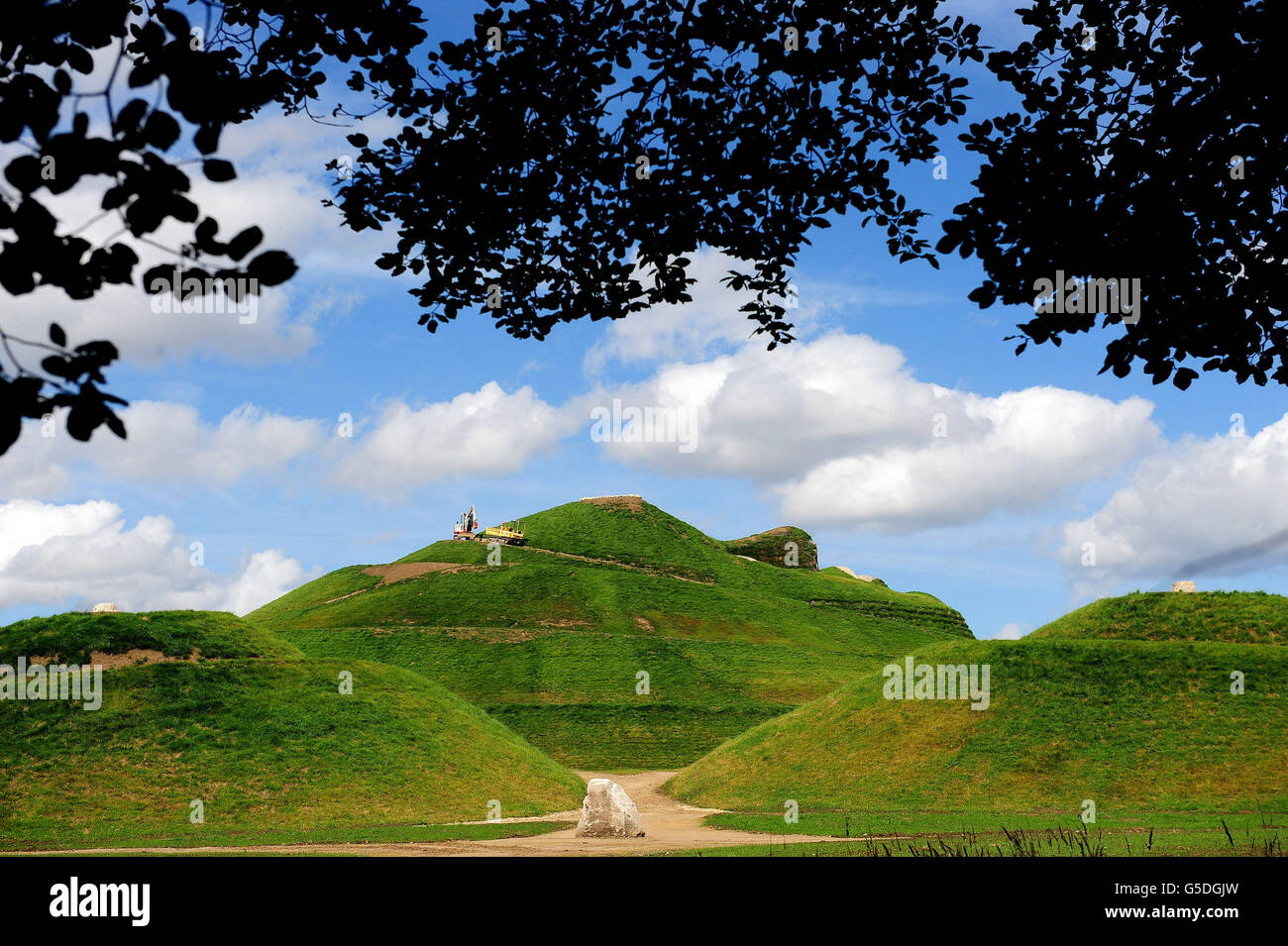 Una vista di Northumberlandia, una donna reclinata lunga circa 300 metri, la più grande forma umana del mondo scolpita nel paesaggio terrestre, fuori da Cramlington, Northumberland, che sarà aperta al pubblico il mese prossimo. Foto Stock