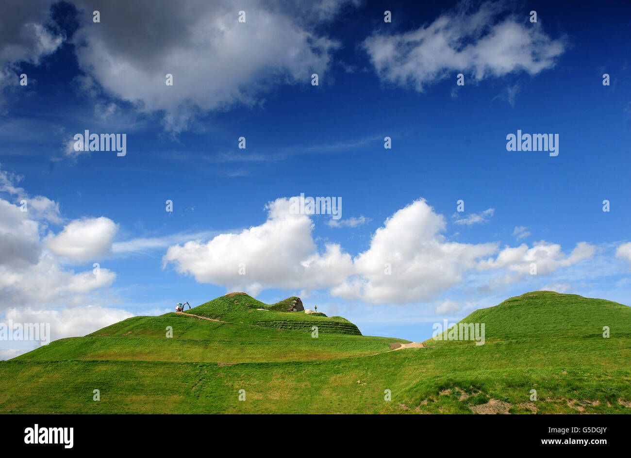 Una veduta della Northumberlandia, una donna reclinata lunga 1.300 metri, la forma umana più grande del mondo scolpita nel paesaggio sulla terra, fuori Cramlington, Northumberland, che sarà aperta al pubblico il mese prossimo. Foto Stock