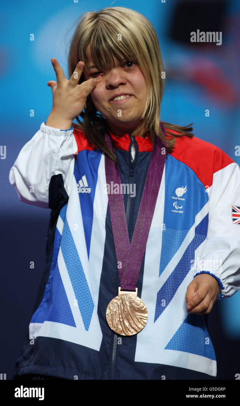 La Gran Bretagna Zoe Newson festeggia con la sua Meda Bronze in seguito alla gara di Powerlifting da 40 kg delle Donne il giorno uno della Paralimpica di Londra all'Excel Centre di Londra. Foto Stock