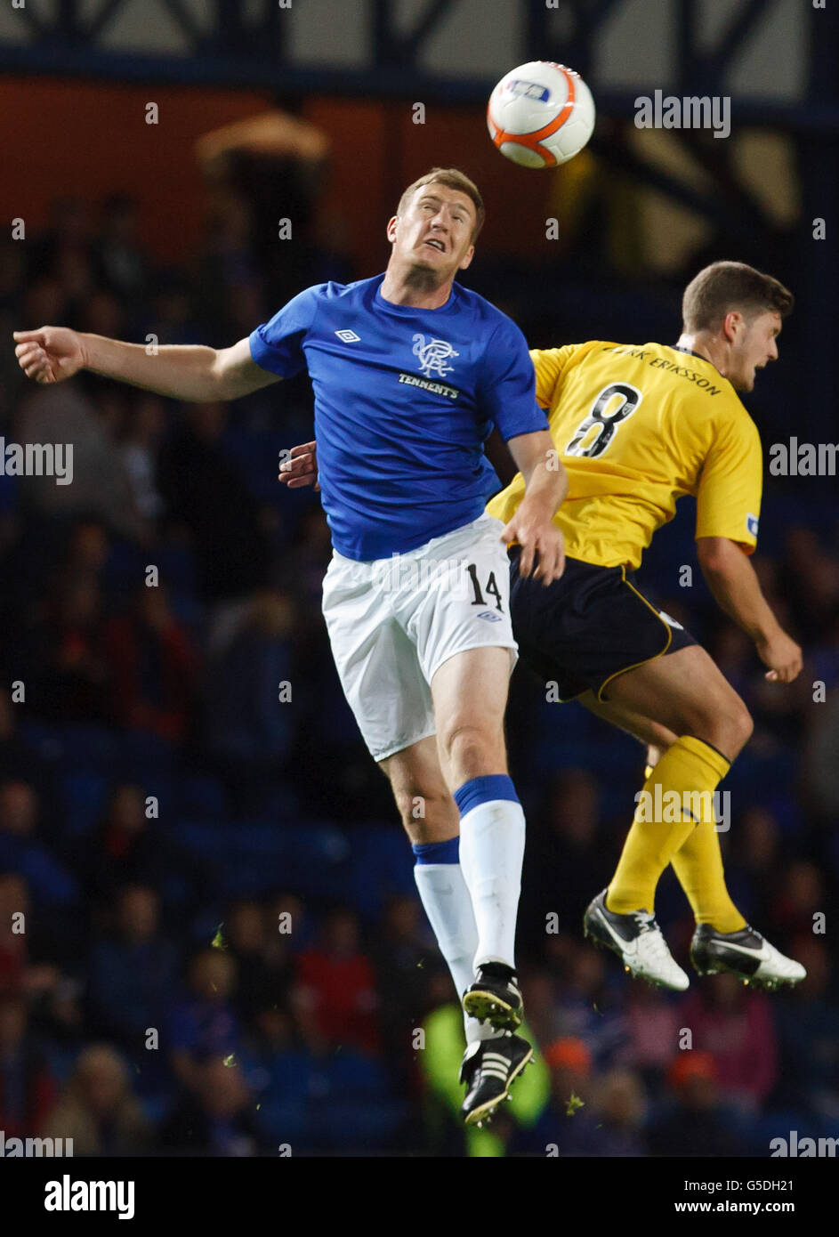 Kevin Kyle dei Rangers (a sinistra) combatte con Stewart Murdoch di Falkirk (a destra) durante la seconda partita della Ramsdens Cup all'Inrox Stadium di Glasgow. Foto Stock