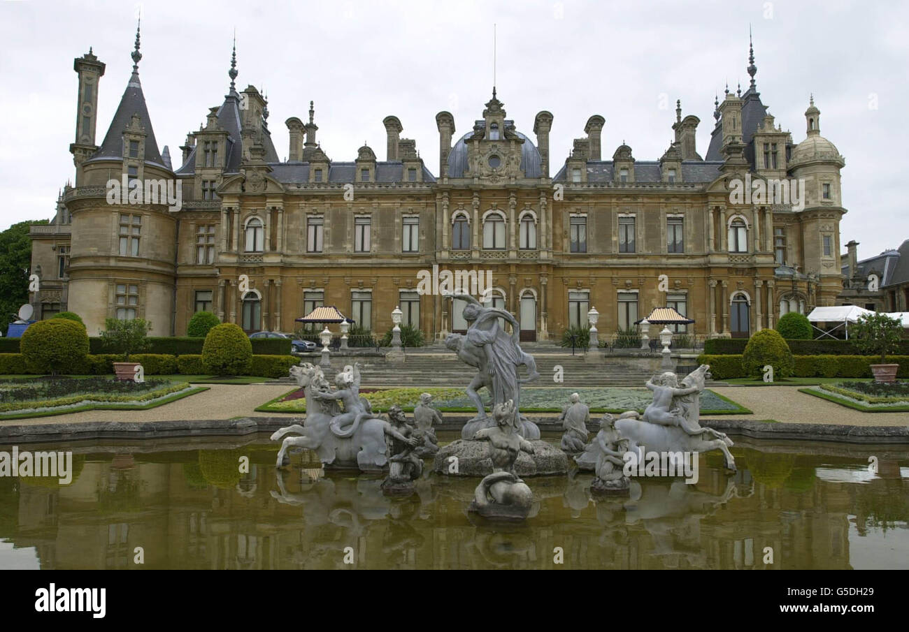Waddesdon Manor, Buckinghamshire il luogo per la cena IT's Fashion. La cena, in aiuto della carità di Soccorso del cancro di Macmillan, è stata frequentata da stilisti, modelli e celebrità. 10/06/2003: Una banda di ladri saccheggiato storico Waddesdon Manor, casa della famosa Rothschild Collection, all'inizio di oggi, la polizia ha detto. Si ritiene che una banda di cinque uomini che indossano abiti per caldaie e balaclavas si sia rotta nella casa signorile di proprietà del National Trust vicino ad Aylesbury, Bucks, e fatta fuori con più di 100 scatole d'oro e un certo numero di altri oggetti preziosi. 14/10/2003: Sono stati arrestati tre uomini Foto Stock