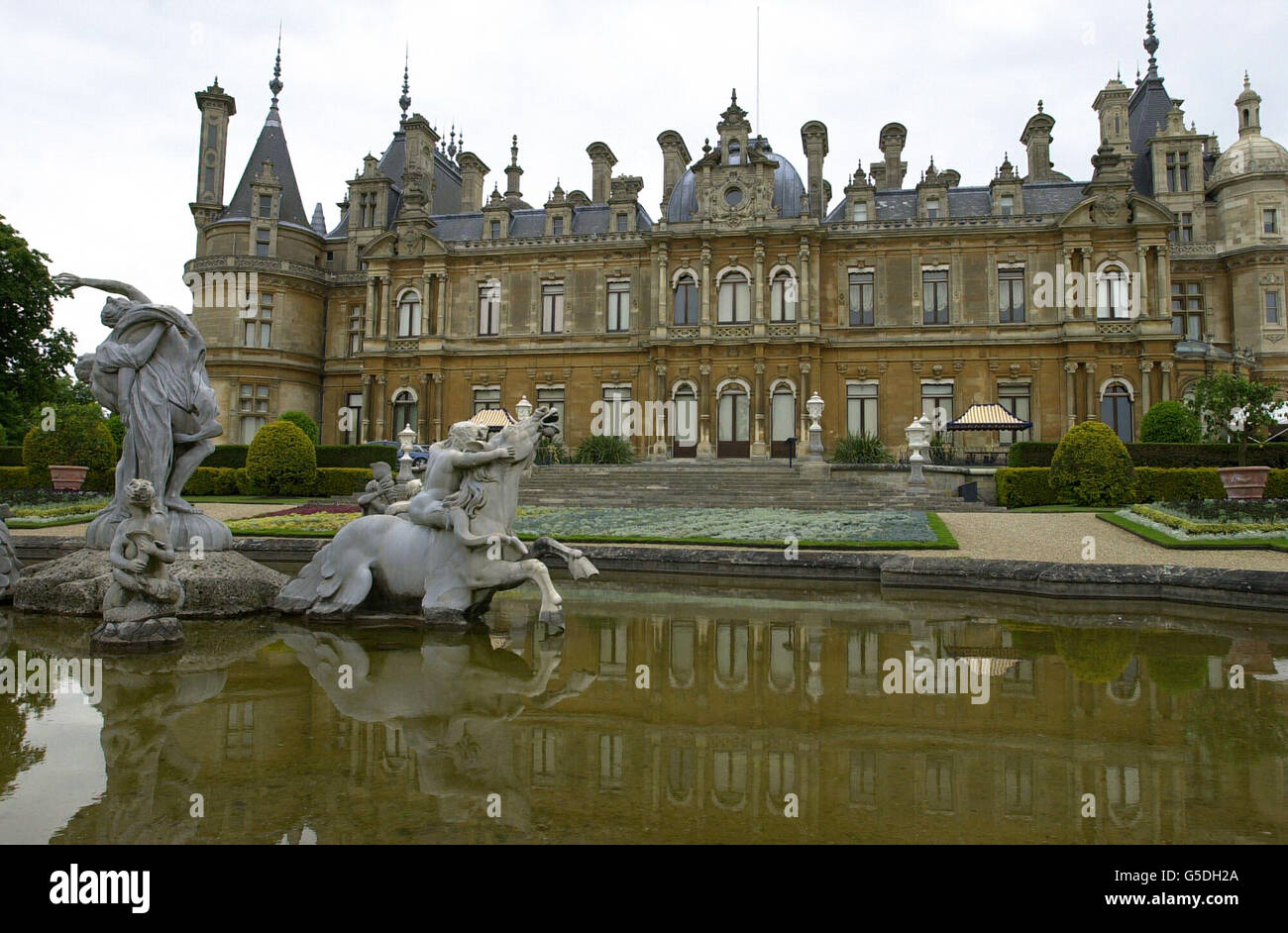 Waddesdon Manor, Buckinghamshire, il luogo per la cena IT's Fashon. La cena, in aiuto della carità di Soccorso del cancro di Macmillan, è stata frequentata da stilisti, modelli e celebrità. 10/06/2003: Una banda di ladri saccheggiato storico Waddesdon Manor, casa della famosa Rothschild Collection, all'inizio di oggi, la polizia ha detto. Si ritiene che una banda di cinque uomini che indossano abiti per caldaie e balaclavas si sia rotta nella casa signorile di proprietà del National Trust vicino ad Aylesbury, Bucks, e fatta fuori con più di 100 scatole d'oro e un certo numero di altri oggetti preziosi. Foto Stock