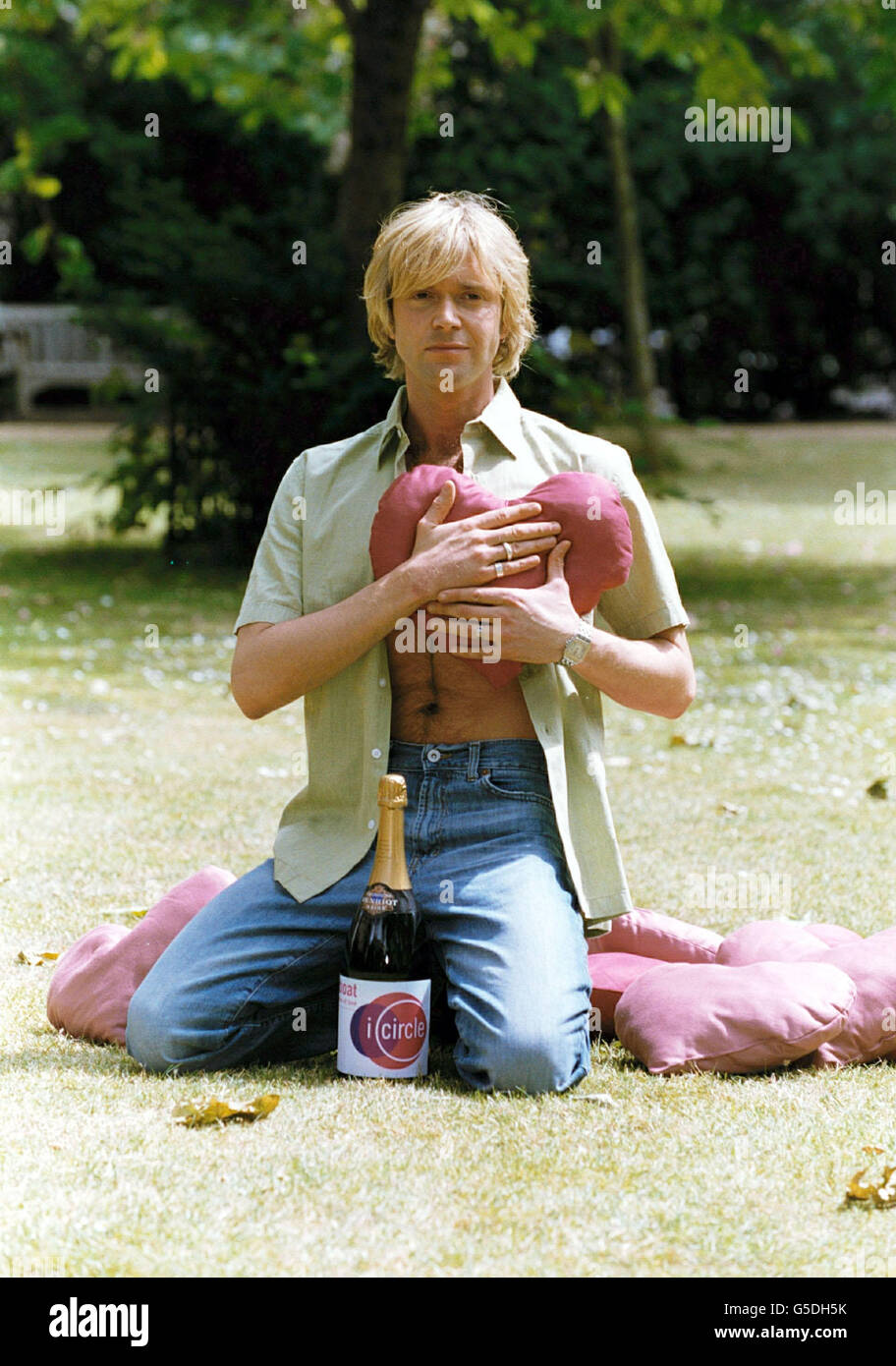 L'attore Darren Day ha votato il flirt più grande del Regno Unito a St James Square a Londra, lanciando il primo gioco interattivo chiamato Flirtboat. Il nuovo gioco interattivo di Freeserve è stato ideato in modo che i giocatori possano flirtare online in preparazione al mondo reale. Foto Stock