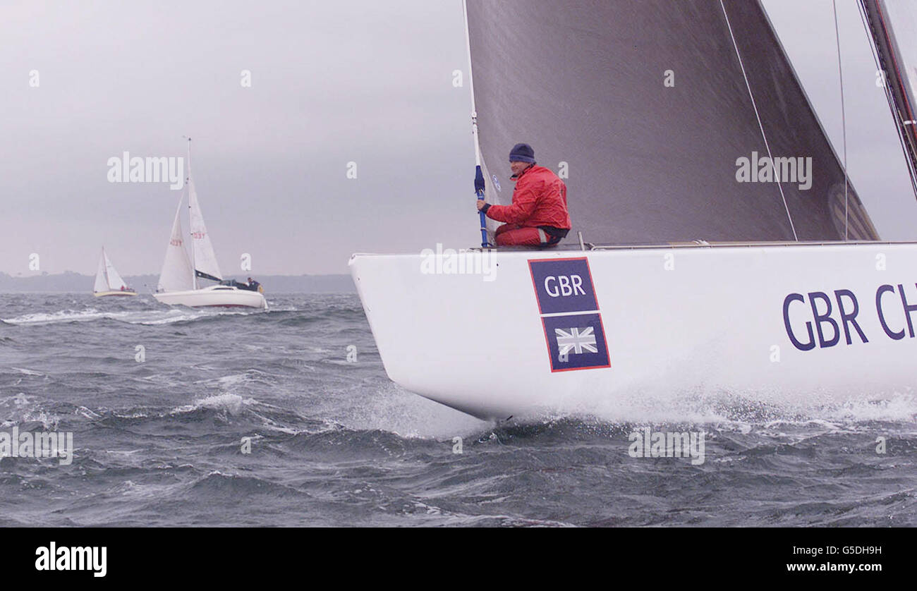 Bowman Peter Thomas guida il Team GBR attraverso la flotta durante la 65a gara annuale Hoya Round Island Race al largo dell'isola di Wight. 1,735 craft ha partecipato alla gara di quest'anno, la più grande gara di vela del mondo. *...involving barche dilettanti e professionali di tutte le dimensioni che corrono in senso antiorario 50 miglia nautiche intorno all'isola per il Gold Roman Bowl. Vedi la storia di PA SEA Yachts. PA Foto: Chris ison. Foto Stock
