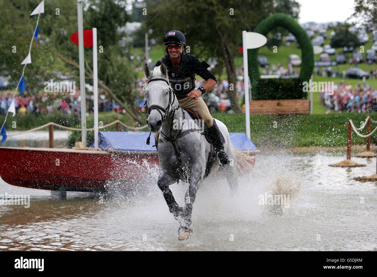 Equestre - 2012 prove a cavallo Land Rover Burghley - terzo giorno - Burghley Park. Andrew Nicholson di New Zealnd corre in Avebury nella fase Cross Country durante le prove a cavallo di Burghley al Burghley Park, Stamford. Foto Stock