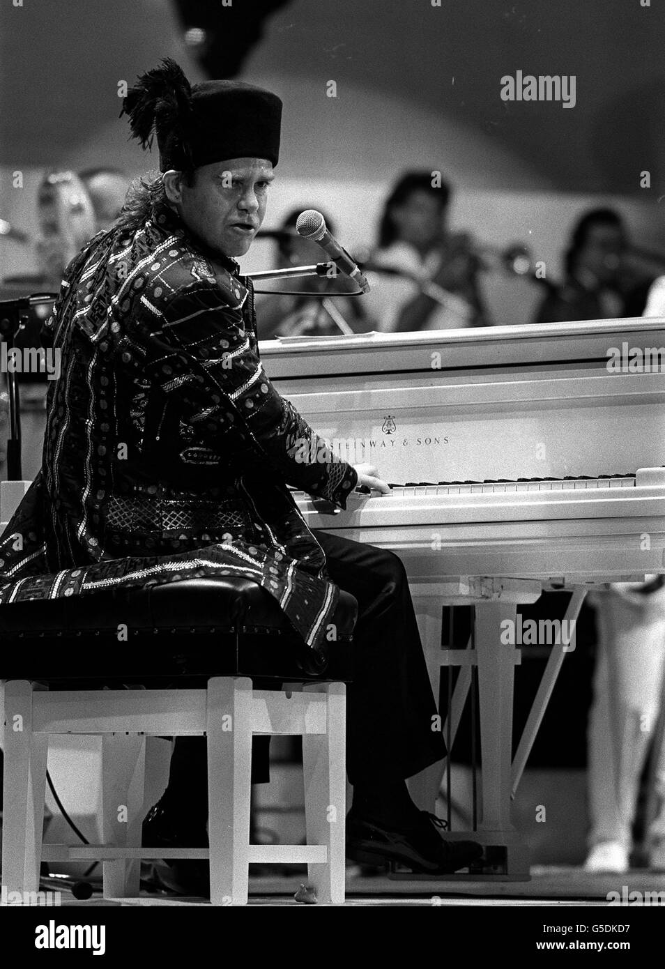 1985: Cantante e pianista Elton John in concerto. CELEBRITÀ Foto Stock