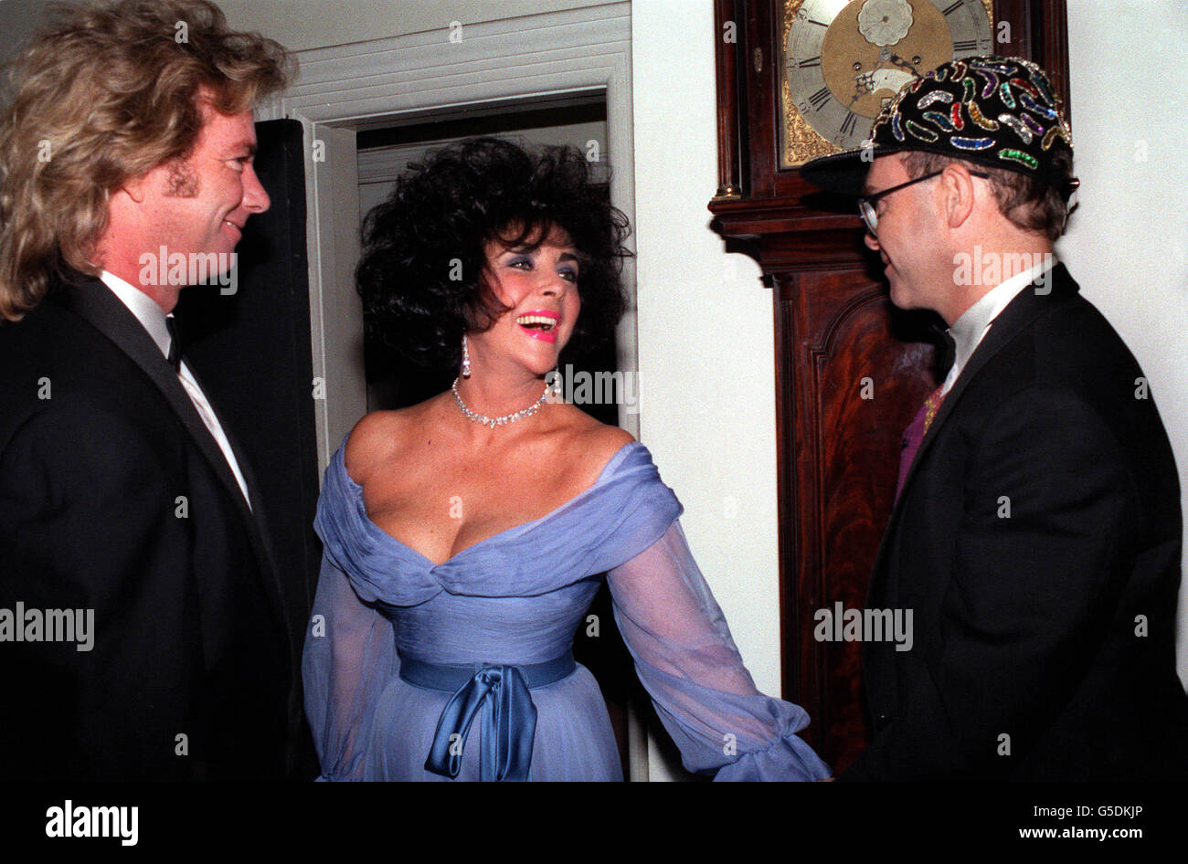 1991: Elton John (r) incontra l'attrice Elizabeth Taylor e suo marito, Larry Fortensky, ad un ricevimento di gala per l'Aids Trust cui ha partecipato la principessa Margaret. Foto Stock