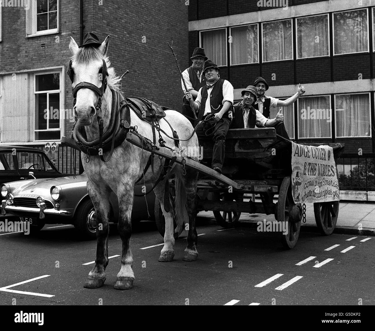 IL WURZELS 1967: Invadere Londra con il 'Zummerzet Zound' come Adge Cutler e il Wurzels tutto il tragitto da Somerset per un ricevimento all'EMI House. Originariamente fornendo accompagnamento musicale al sidro che beve, ora viaggiano in tutta l'Inghilterra. (l-r) Reg Quantrell, Adge Cutler, Reg Chant e Johnny Macey. Foto Stock