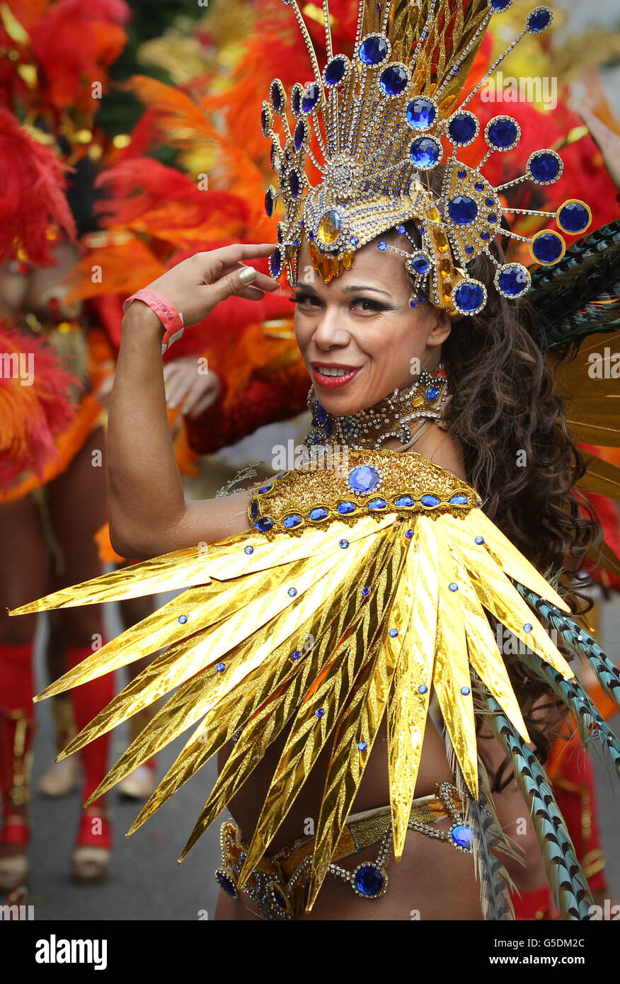 La Paraiso School di Samba partecipa al Notting Hill Carnival, Londra. PREMERE ASSOCIAZIONE foto. Data immagine: Lunedì 27 agosto 2012. Scopri il Carnevale SOCIALE della storia della PA. Il credito fotografico dovrebbe essere: Lewis Whyld/PA Wire Foto Stock