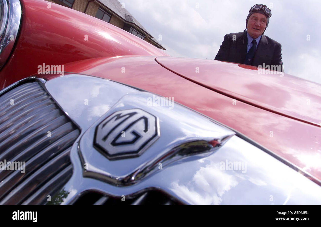 Paddy Hopkirk, l'ultimo uomo a guidare una MG nella 24 ore di le Mans in Francia, nel 1965, con una delle famose vetture presso la sede centrale di Lola a Huntingdon. Lola Racing Car Manufacturers ha progettato e costruito una MACCHINA DA corsa MG. * ... per questo anno le Mans gara che si svolge il sabato 16 2001 giugno. Foto Stock