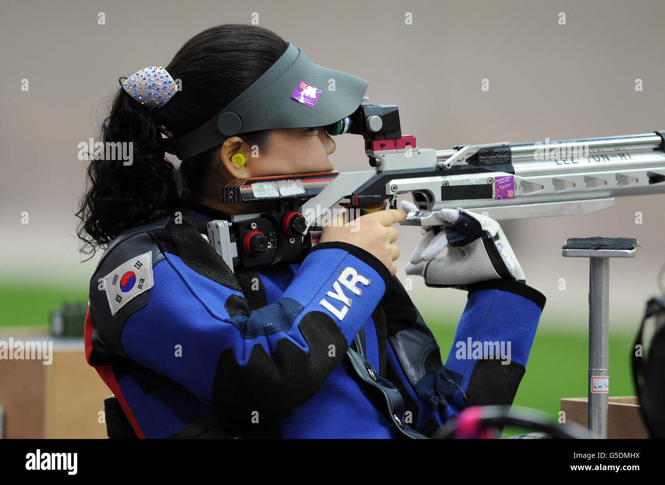 Yunri Lee Lee della Corea del Sud compete durante la R2-10m Air Rifle Standing SH1 della Women all'Arsenal di Woolwich, Londra. Foto Stock