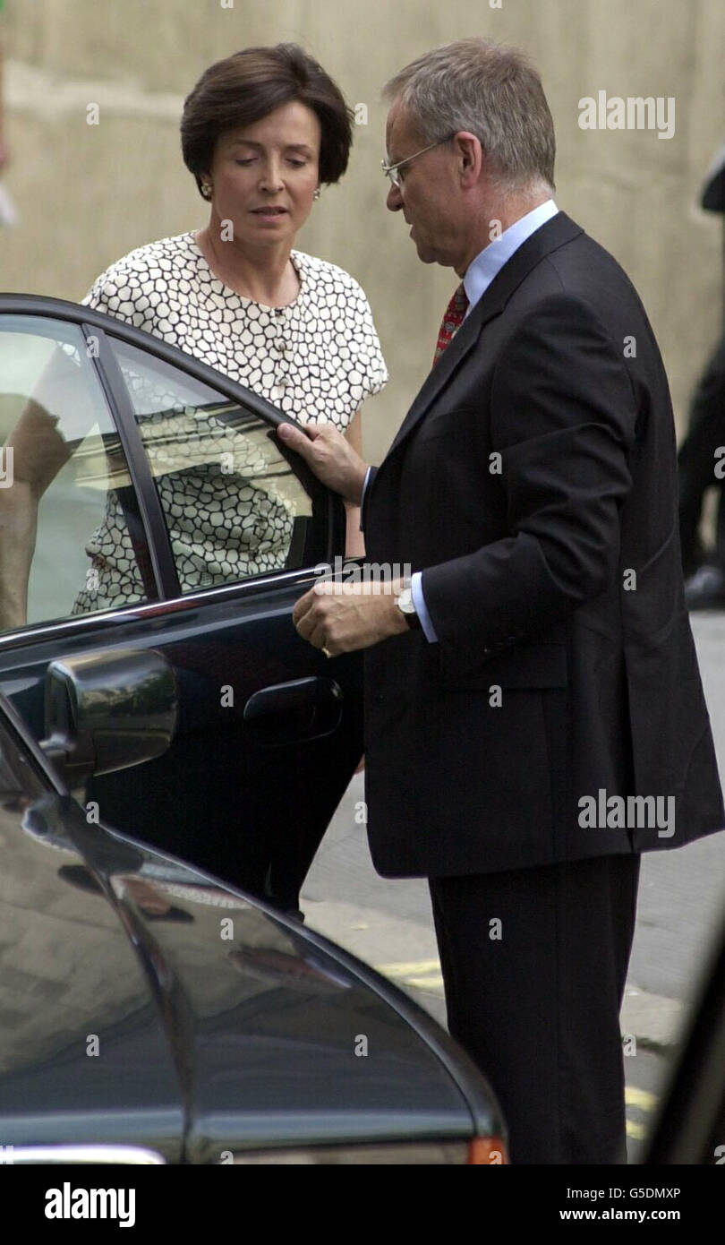 Lord Archer tiene aperta la porta dell'auto per sua moglie Mary quando arrivano all'Old Bailey, nel centro di Londra, 2001. Il romanziere più venduto ed ex vice presidente del Partito conservatore nega di pervertire il corso della giustizia, della pergiuria e di usare un diario come falso strumento. * in relazione alla sua causa del 1997 contro un giornale. Foto Stock