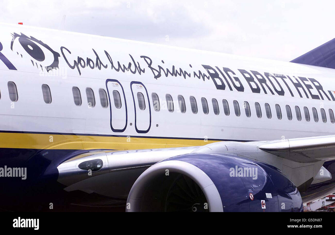 Un Boeing 737-800 all'aeroporto di Stansted appartenente alla compagnia aerea Budget Ryanair, recentemente dipinta e decorata con le parole 'buona fortuna Brian in Big Brother', a sostegno del amministratore dell'aria Brian Dowling attualmente in competizione sul canale 4 reality show televisivo. * Brian, che ha 23 anni domani, lavora per la compagnia aerea da tre anni ed è un membro popolare dell'equipaggio. Foto Stock