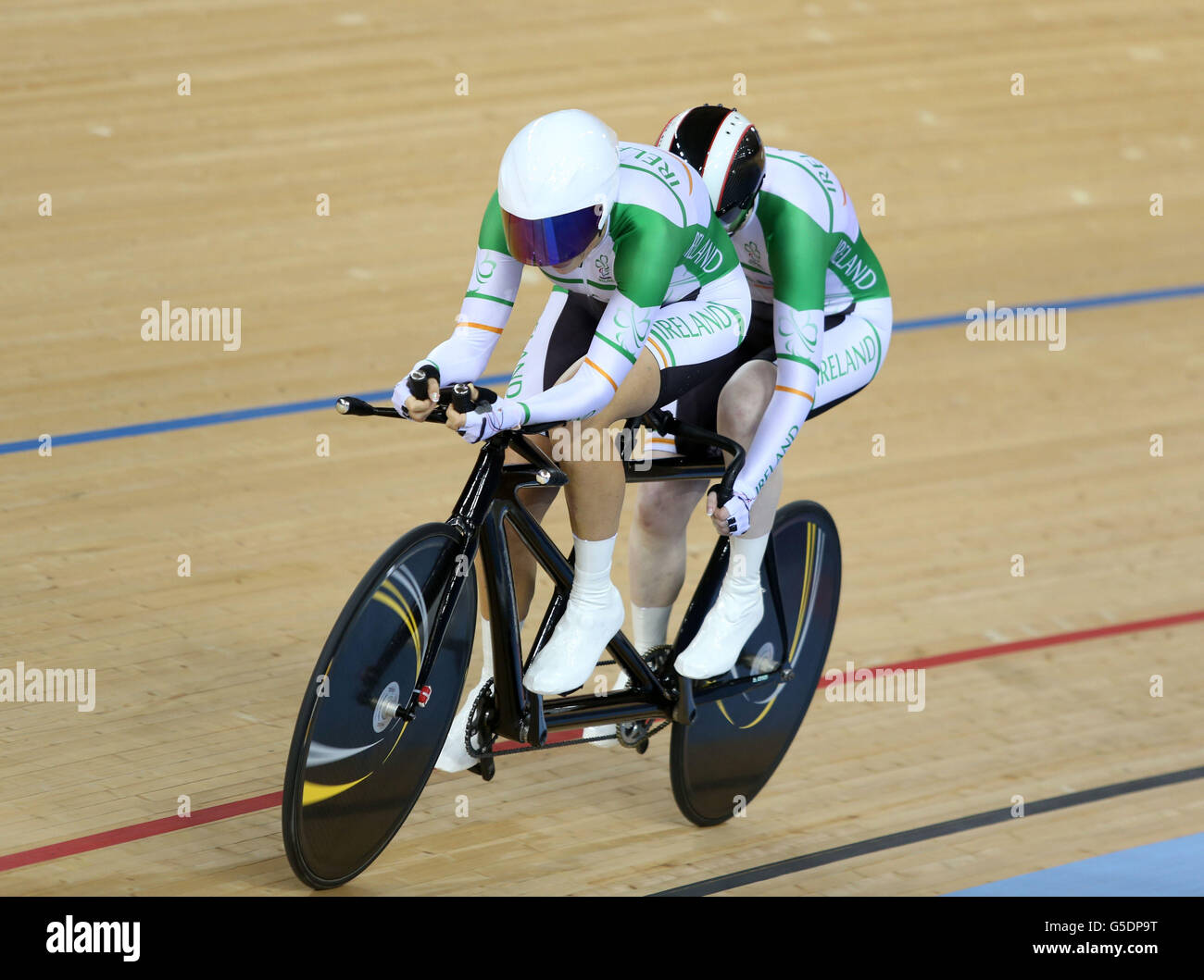 Francine Meehan in Irlanda (a sinistra) e Catherine Walsh sulla loro strada per Silver in The Women's Individual B Pursuit al Velodrome nel Parco Olimpico di Londra. Foto Stock