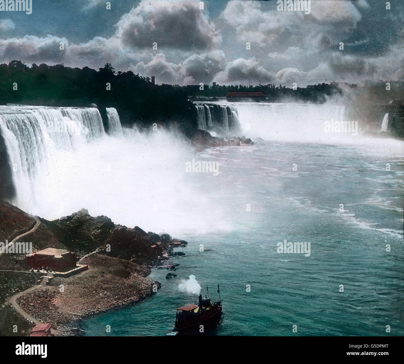 Ein Ausflugsboot fährt an den Niagarafällen vorbei. America del Nord, Stati Uniti d'America, Stati Uniti d'America, Canada, Niagara Falls, viaggi, 1910S, 1920s, xx secolo, archivio, Carl Simon, storia, storico, Canada, cascata, nave, barca, paesaggio, acqua, natura, lato vetro colorato slitta Foto Stock