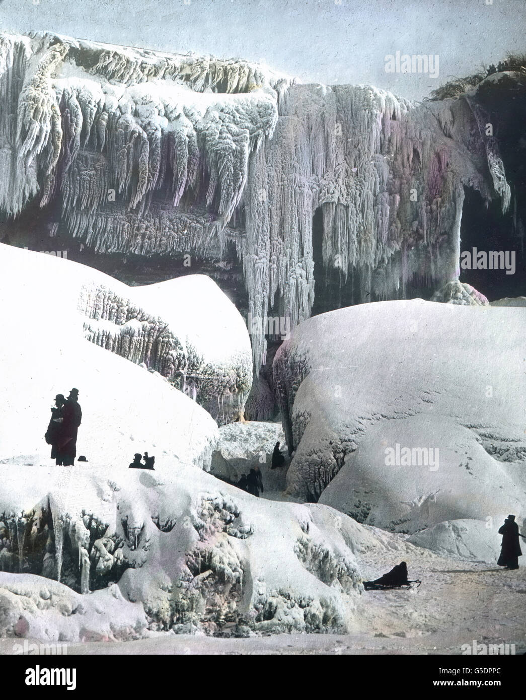 Im tiefen inverno sind die Niagarafälle Eine große Ansammlung un Eis. America del Nord, Stati Uniti d'America, Stati Uniti d'America, le cascate del Niagara in inverno, viaggi, 1910S, 1920s, xx secolo, archivio, Carl Simon, storia, storico, Canada, inverno, ghiaccio, congelate, freddo, brina, neve e natura, paesaggio, landmark, vetrino di vetro Foto Stock