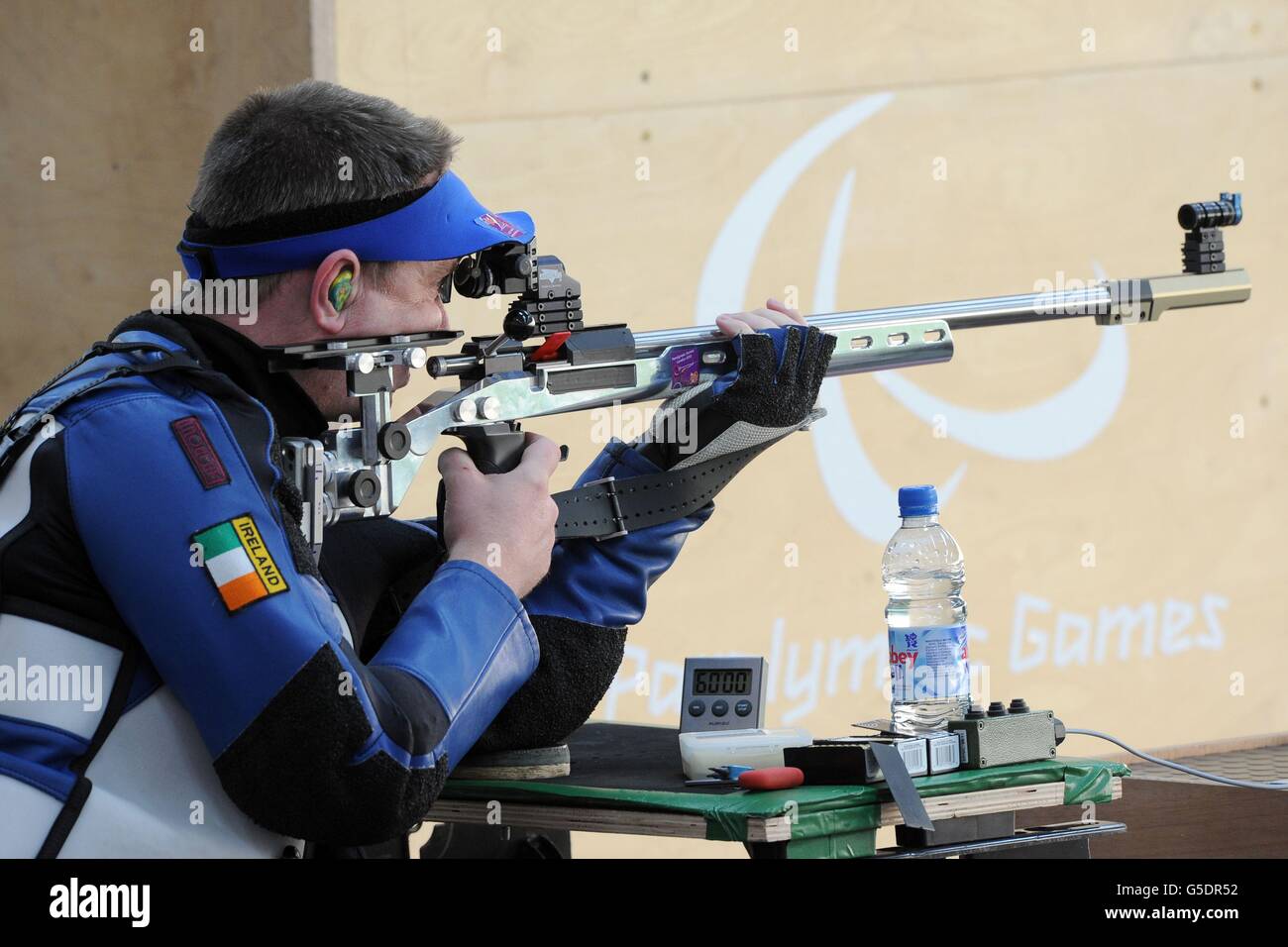 Sean Baldwin in Irlanda compete nella qualifica maschile R7-50m Rifle 3 posizioni SH1 alla Royal Artillery Barracks di Londra Foto Stock