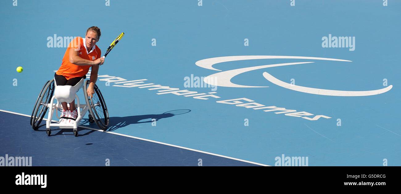 Esther Vergeer in azione durante la semifinale femminile di Singles nell'evento di tennis in sedia a rotelle all'Eton Manor, Olympic Park, Londra. Foto Stock
