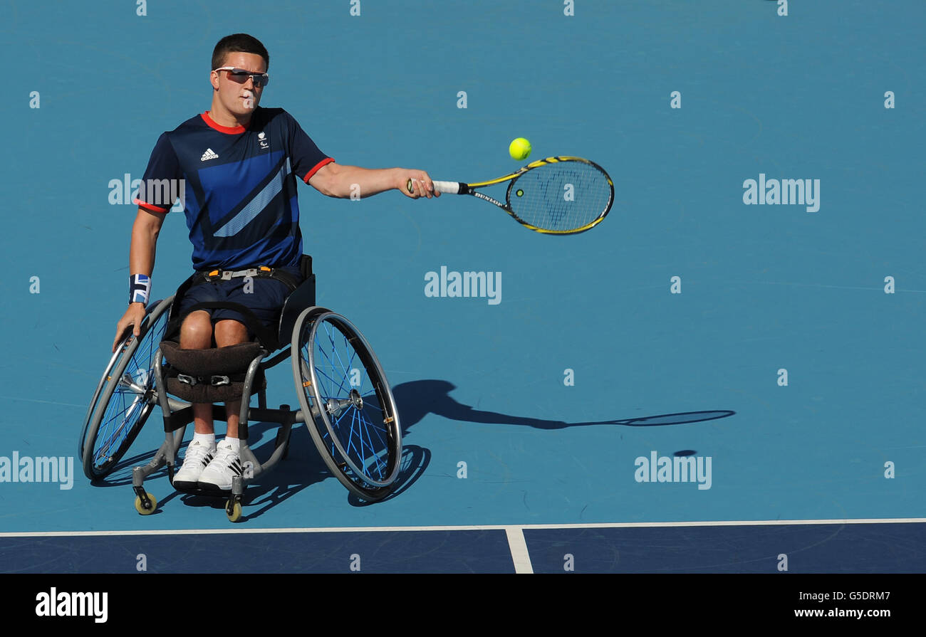 Gordon Reid della Gran Bretagna in azione durante la partita finale del quartiere Singles degli uomini nell'evento di tennis in sedia a rotelle all'Eton Manor, Olympic Park, Londra. Foto Stock