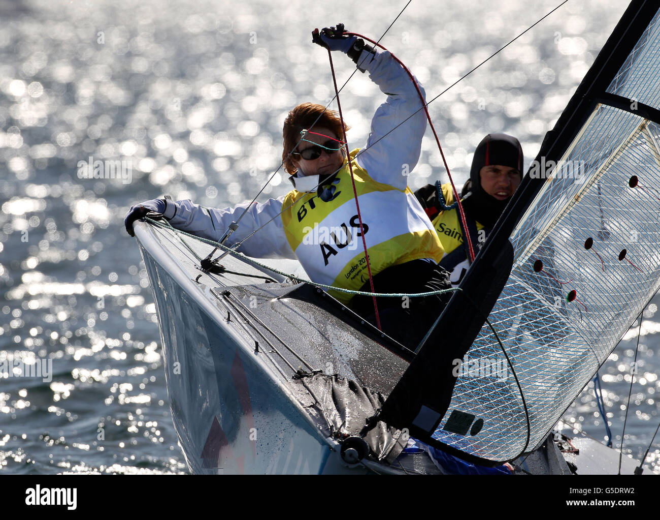 Daniel Fitzgibbon e Liesl Tesch in Australia durante il penultimo round del Paralimpic Skud 2 person dinghy al Sailing Venue di Weymouth e Portland. Foto Stock