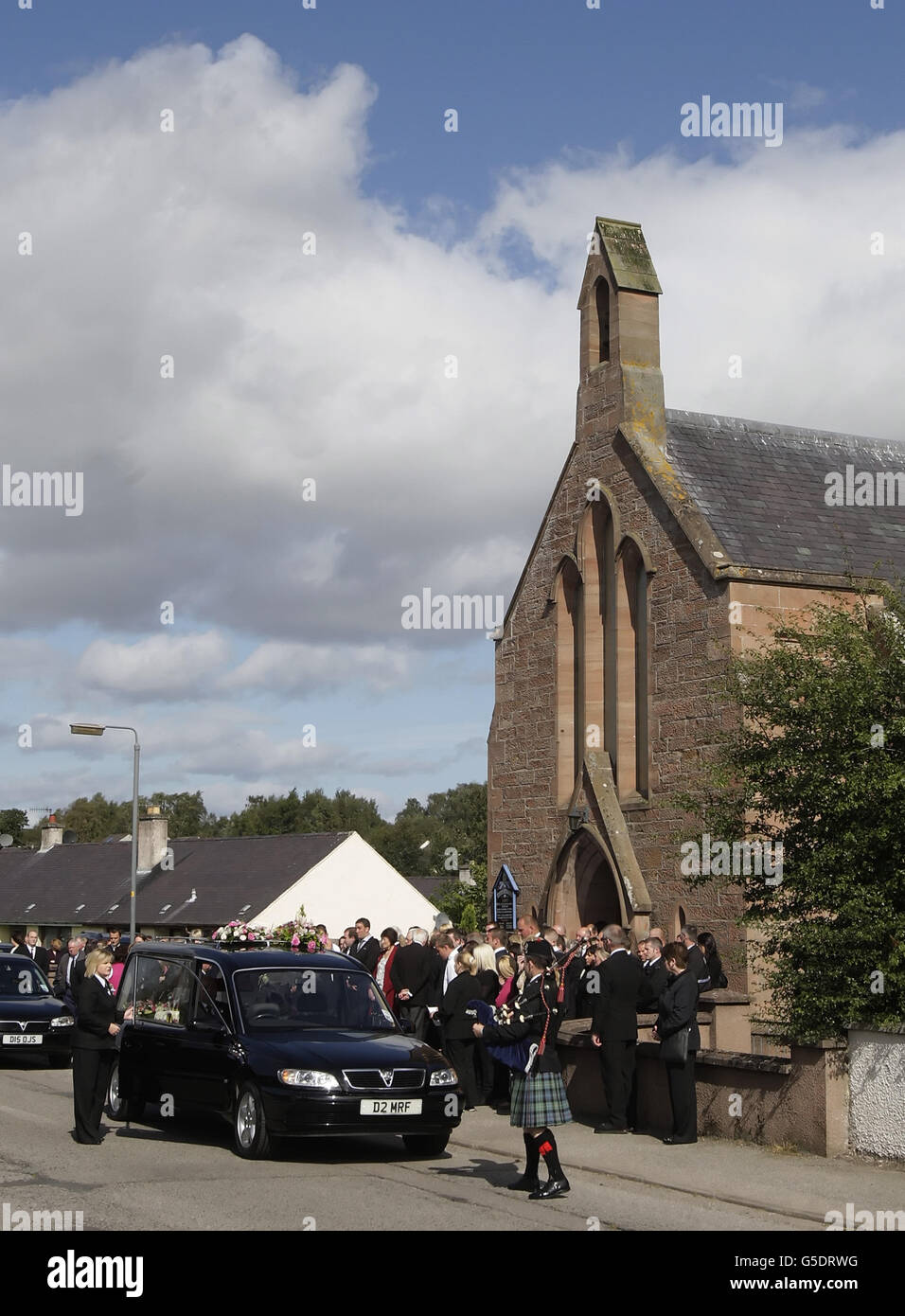 La scena, tra cui i tributi floreali, a seguito dei funerali di Grace Mackay, cinque anni, morto dopo un incidente di canoa, a East Church in Muir of Ord, Scozia. Foto Stock