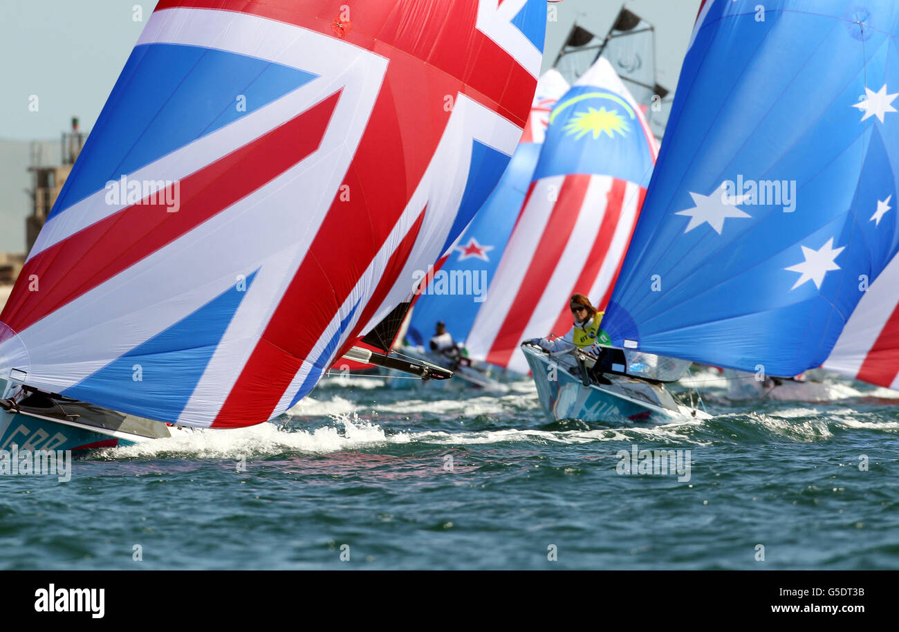 L'australiano Liesl Tesch con il timone Daniel Fitzgibbon guarda avanti durante la penultima gara della loro serie Paralimpica presso il locale Sailing di Weymouth e Portland. Foto Stock