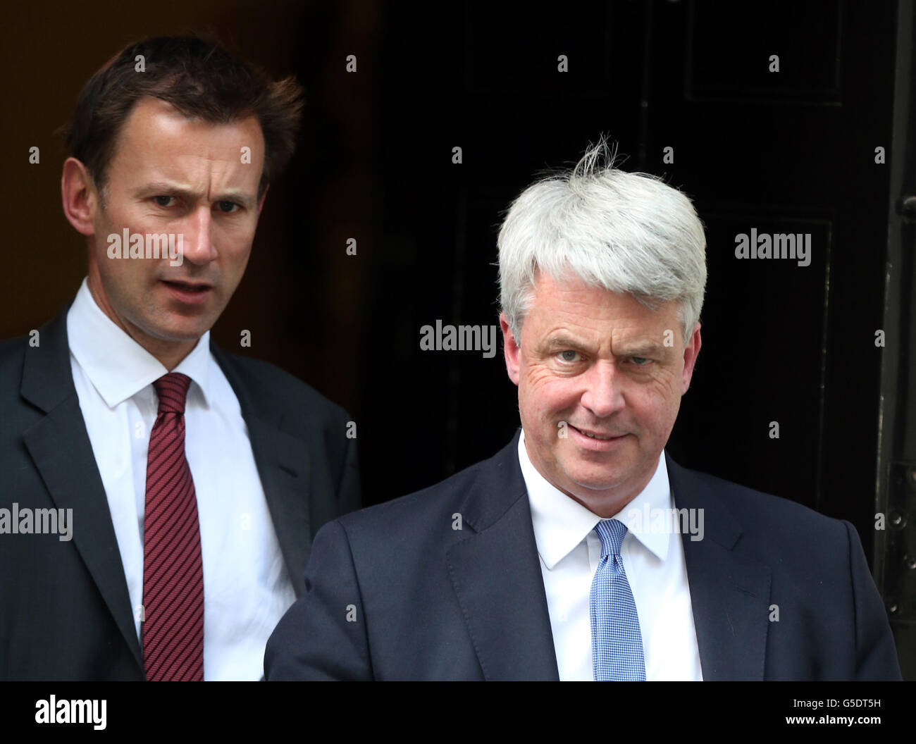 NOTARE IL PRODOTTO ALTERNATIVO. Il segretario alla salute Jeremy Hunt (a sinistra) e il leader dei Commons Andrew Lansley lasciano un incontro di gabinetto a Downing Street a Londra, dopo che il primo ministro David Cameron ha salutato il suo top team di nuova concezione, insistendo che aveva messo le persone giuste in atto per dare il via all'economia in ritardo. Foto Stock