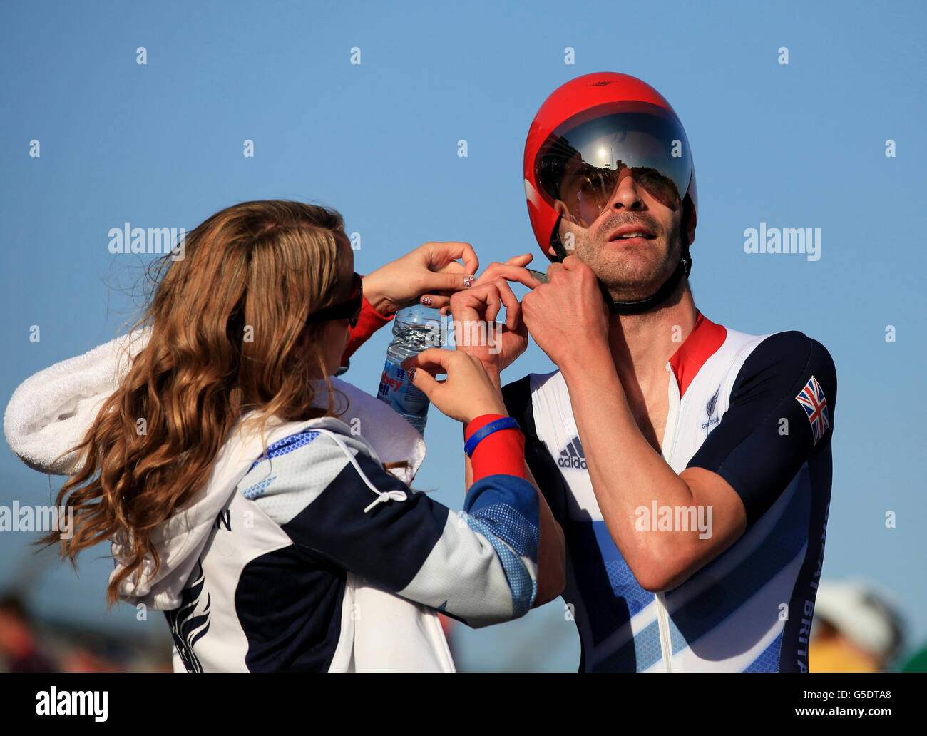 David Stone della Gran Bretagna è aiutato con il suo casco dopo aver fissato una medaglia d'argento nella prova a tempo mista T 1-2 a Brands Hatch, Kent. Foto Stock
