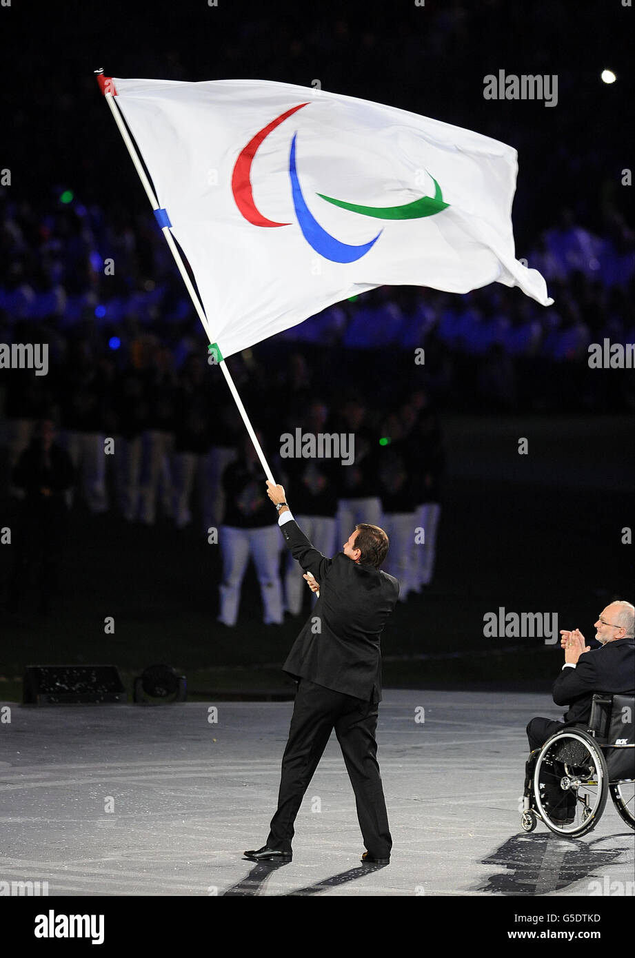 Il Sindaco di Rio Eduardo Paes (a sinistra) riceve la bandiera Paralimpica dall'IPC Sir Philip Craven durante la cerimonia di chiusura dei Giochi Paralimpici allo Stadio Olimpico di Londra. Foto Stock