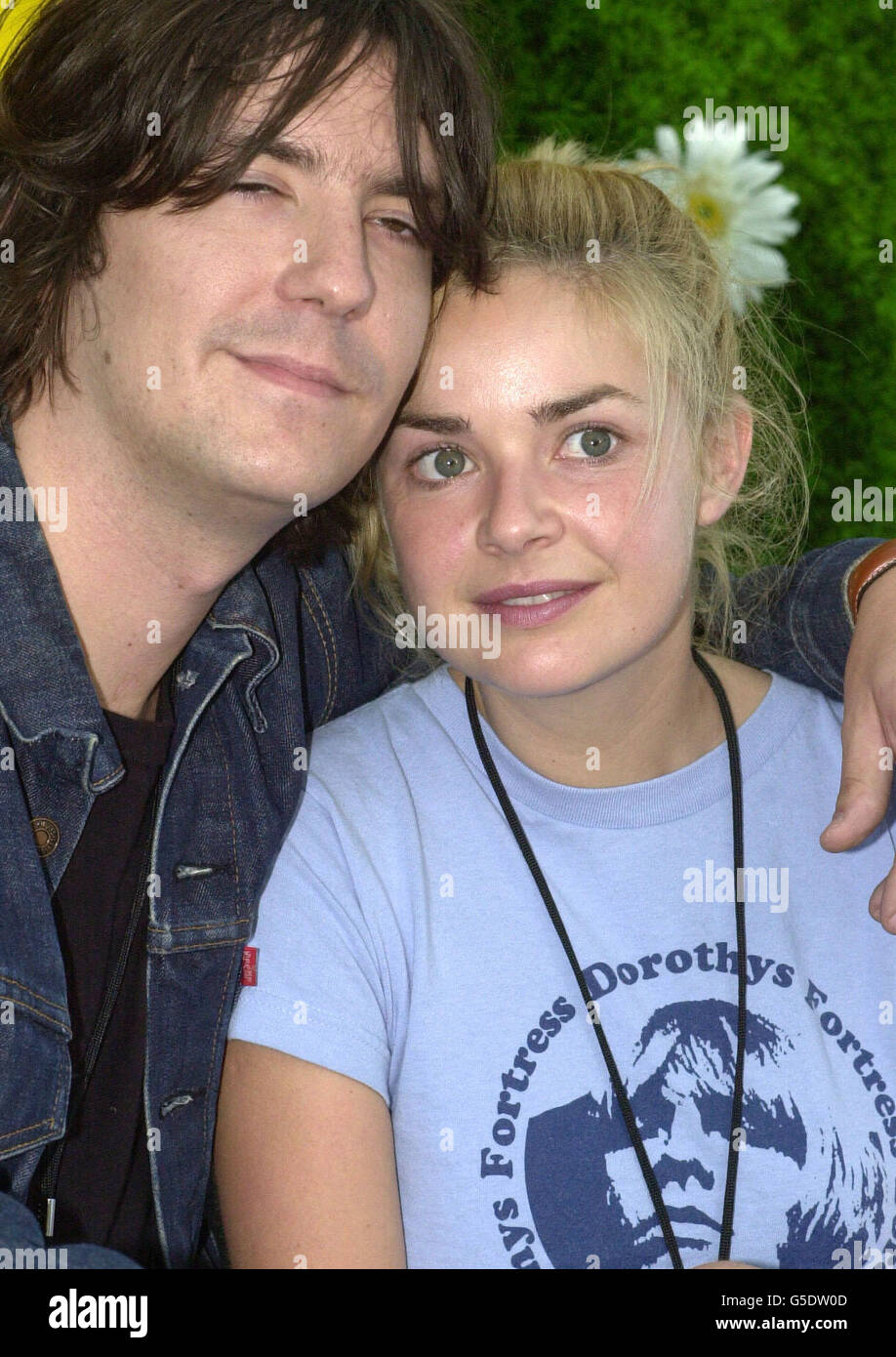 Gail Porter e chitarrista della band Toploader Dan Hipgrave al T in the Park music festival vicino a Kinross, Scozia. * 10/8/01: La presentatrice televisiva Gail Porter sposava il suo ragazzo di pop star Dan Hipgrave in una cerimonia nella sua città natale. I due stavano legando il nodo all'ufficio del registro del centro di Edimburgo prima di gustare un pranzo di famiglia e un ricevimento in un hotel nella capitale scozzese. Porter, 30 anni, originario di Portobello, alla periferia di Edimburgo, ha incontrato Hipgrave in una cerimonia di premiazione musicale nel 2000. Foto Stock