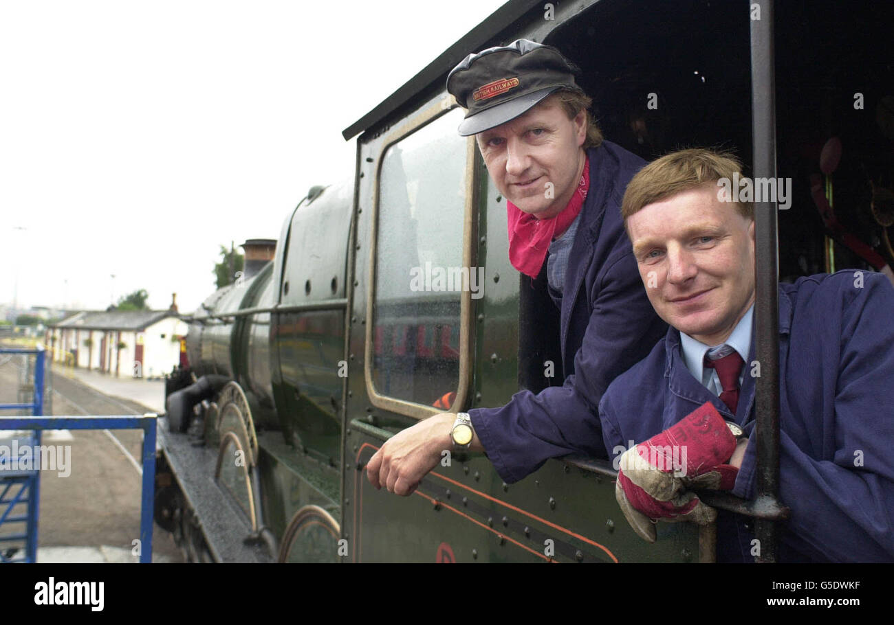 Trainee firemen Clive Rooker (a sinistra) da Didcot e Steve Matthews da Bristol sulla pedana della locomotiva a vapore Great Western 5029 Nunney Castle presso il deposito inglese Welsh and Scottish Railway (EWS) Barton Hill a Bristol. * segneranno l'inizio della preparazione per una settimana di treni passeggeri regolari trasportati a vapore tra Bristol, Gloucester e Newport. Foto Stock