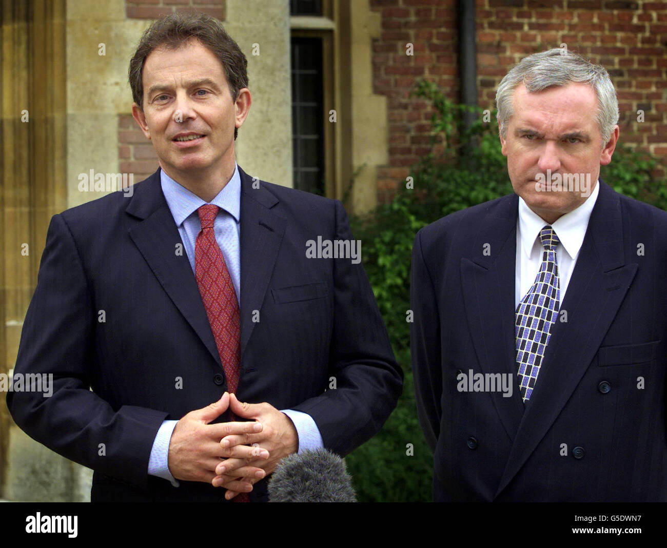Il primo ministro britannico Tony Blair, L, con la controparte irlandese Bertie Ahern, parla con i media a Chequers, vicino Aylesbury. I due Premiers si stanno dirigendo verso una sessione di colloqui in una tenuta di campagna nello Shropshire per cercare di portare avanti il processo di pace nell'Irlanda del Nord. 16/1/04: Ony Blair ha tenuto colloqui con gli alti ministri sui progressi delle sue riforme del settore pubblico. I ministri discutevano dell'impatto delle politiche governative in materia di istruzione, sanità e criminalità in occasione del ritiro ufficiale del primo ministro, Chequers Foto Stock